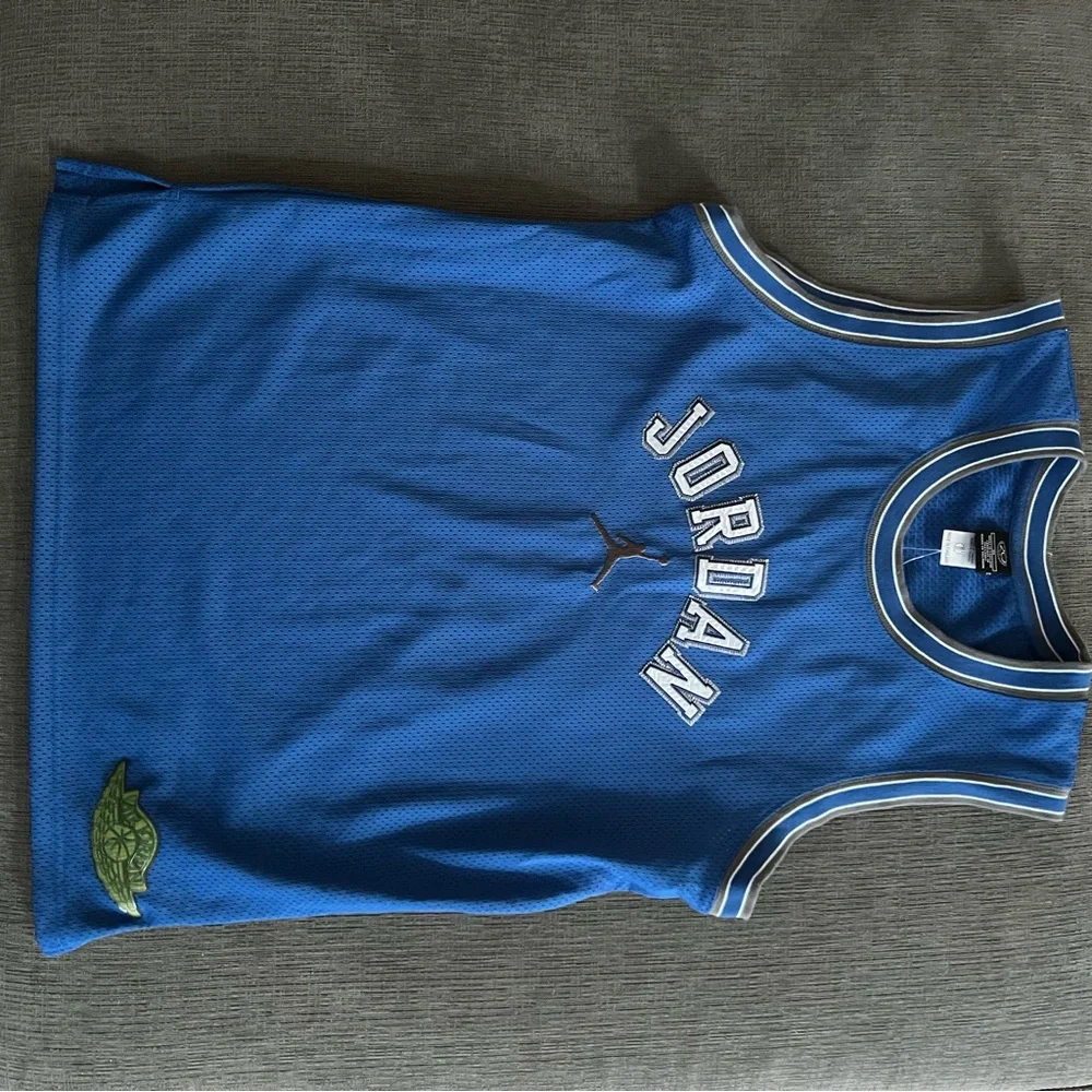 NWT Boys Jordan Retro 20th Anniversary Basketball Set Sz XL Top L Shorts (16/18)